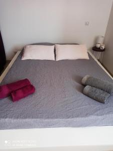 Vico的住宿－Sagone，一张大床,上面有两个枕头