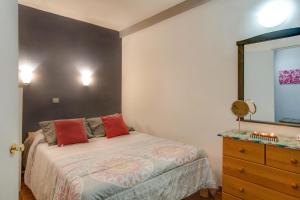 sypialnia z łóżkiem z komodą i lustrem w obiekcie Sunset Paraíso w mieście San Bartolomé