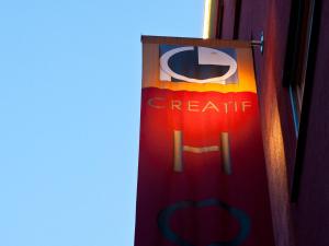 un cartello di un istituto di credito appeso a una porta di 1st Creatif Hotel Elephant a Monaco Altre 17 foto
