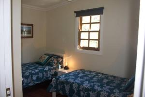 1 Schlafzimmer mit 2 Betten und einem Fenster in der Unterkunft Sancreed Cottage in Walhalla