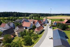 - une vue aérienne sur une petite ville avec des maisons dans l'établissement Gasthof-Pension Brauner Hirsch in Alfeld - Mittelfranken, à Alfeld