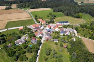 une vue aérienne sur une maison dans un champ dans l'établissement Gasthof-Pension Brauner Hirsch in Alfeld - Mittelfranken, à Alfeld