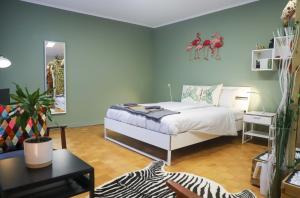 um quarto com uma cama num quarto com paredes azuis em Park City Center Apartment em Luxemburgo