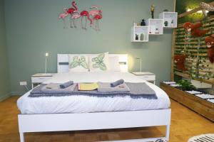 - une chambre avec un lit et des serviettes dans l'établissement Park City Center Apartment, à Luxembourg