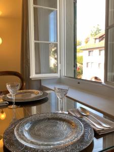 une table avec une plaque de verre au-dessus dans l'établissement Old Town Charm & Central Location in Rapperswil, à Rapperswil-Jona