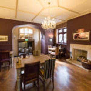 En restaurant eller et spisested på Ryde Castle by Greene King Inns