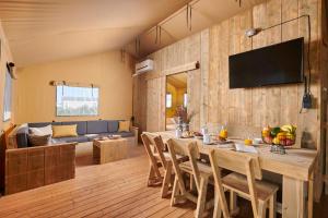 a kitchen and living room with a table and chairs at Camping Park Umag Glamping in Umag