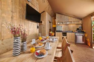 Kuchyň nebo kuchyňský kout v ubytování Camping Park Umag Glamping