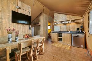 Kuchyň nebo kuchyňský kout v ubytování Camping Park Umag Glamping