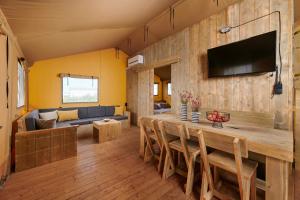 TV a/nebo společenská místnost v ubytování Camping Park Umag Glamping