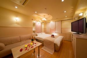 HOTEL THE i Adult only的电视和/或娱乐中心