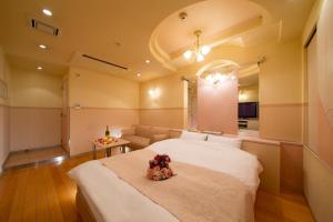 HOTEL THE i Adult only客房内的一张或多张床位