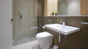 Ένα μπάνιο στο SYDNEY CBD WALK TO DARLING HARBOUR MODERN 1 BED APT NSY188