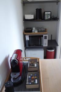 uma cozinha com comodidades para preparar café e um micro-ondas em De Eppenbeek em Swalmen
