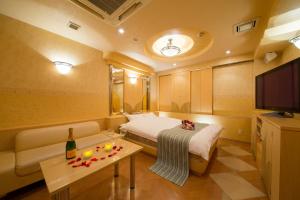 HOTEL THE i Adult only的电视和/或娱乐中心