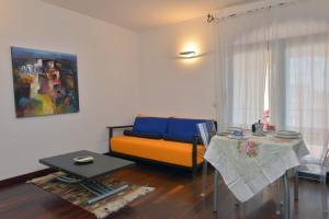 - un salon avec un canapé et une table dans l'établissement Appartamento signorile con vista Caprera, à La Maddalena