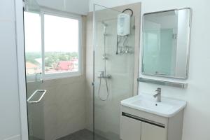 Koupelna v ubytování Centtro Residences + 29 fotografií