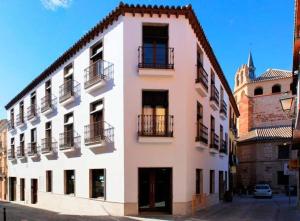 Un gran edificio blanco con balcones en una calle. en Hotel La Casota, en La Solana 16 fotos más