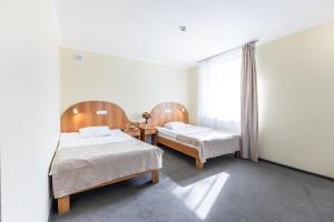 Habitación hospitalaria con 2 camas y ventana en Nikotel Hotel Mykolaiv, en Mykolaiv