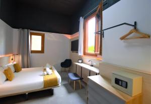 a bedroom with a bed and a tv at BRICK PALMA - Turismo de Interior in Palma de Mallorca