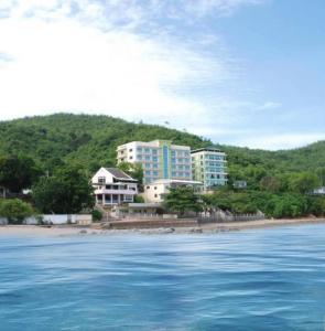 a view of a resort from the water at โรงแรม ชาโตว์วิสต้า in Chon Buri