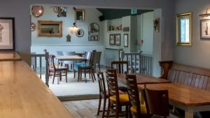 The Water Rat Ironbridge في أيرونبريدج: غرفة طعام مع طاولات وكراسي خشبية