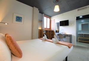 ein Schlafzimmer mit einem Bett mit Handtüchern darauf in der Unterkunft Brick Palma - Turismo de Interior in Palma de Mallorca