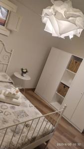 1 dormitorio con cama y lámpara de araña en B&B La Casetta en Castellaneta