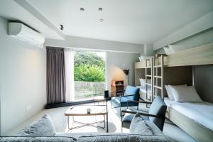Postel nebo postele na pokoji v ubytování HOTEL PETIT SUITE SOGENJI ISHIMON