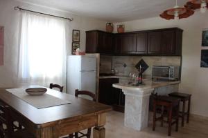 A kitchen or kitchenette at Villa di campagna vicino al mare
