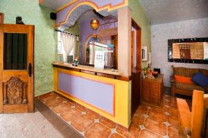 - un salon avec un bar dans une maison dans l'établissement La Casona Tequisquiapan Hotel & Spa, à Tequisquiapan