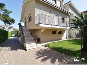 a house with a balcony and a driveway at Un Posto Al Sole in Francavilla al Mare
