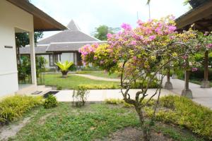 Um jardim no exterior de Rungan Sari Meeting Center & Resort