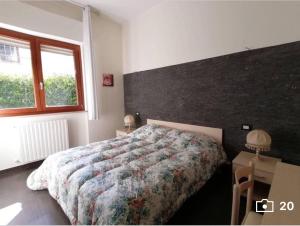 a bedroom with a bed and a black wall at Un Posto Al Sole in Francavilla al Mare
