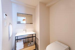 Postel nebo postele na pokoji v ubytování HOTEL PETIT SUITE SOGENJI ISHIMON