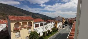 uma vista para uma rua da cidade com edifícios em Apartamento Turístico Cervantes 18 em Losar de la Vera