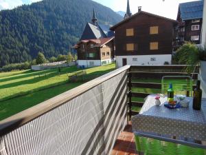 einen Tisch auf dem Balkon eines Hauses in der Unterkunft Ferienwohnung Casa Plauns-iu in Sedrun