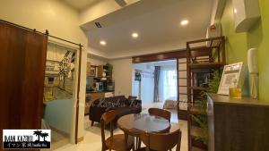 cocina y comedor con mesa y sillas en Sea View & Pool View & WiFi & Netflix at Iman Kazoku TimurBay Ville Studio 2BDR, en Kuantan