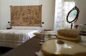 Postel nebo postele na pokoji v ubytování Residenza d'Epoca Regina d'Arborea