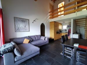 ein Wohnzimmer mit einem Sofa und einem Tisch in der Unterkunft Ferienwohnung Vazerol in Brienz