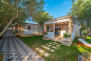Vonkajšia záhrada v ubytovaní Mobile home Pecten 03