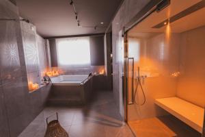 Koupelna v ubytování Callistos Hotel & Spa