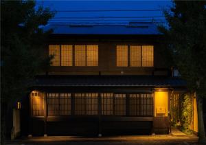 ein Haus in der Nacht mit eingeschaltetem Licht in der Unterkunft 谷町君・星屋・談山旅館　京都嵐山 in Shimo-saga