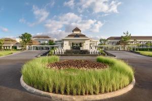 Chainarai Riverside - SHA Plus Certified外面的花园