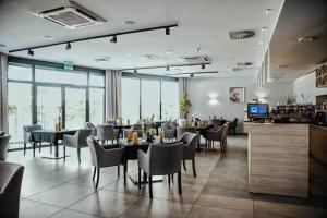 Reštaurácia alebo iné gastronomické zariadenie v ubytovaní Restauracja Park Szwajcaria
