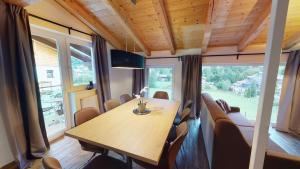 uma sala de conferências com uma mesa de madeira e cadeiras em Appartement Kitzsteinhorn em Kaprun