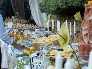 - un buffet de plats sur une table avec des fruits et des légumes dans l'établissement Hotel Palau, à Palau