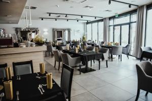 Reštaurácia alebo iné gastronomické zariadenie v ubytovaní Restauracja Park Szwajcaria
