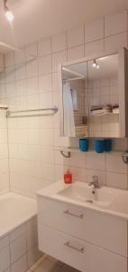 Koupelna v ubytování Komfortables 3-Zimmer Apartment in Schwetzingen zwischen Mannheim und Heidelberg + 14 fotografií