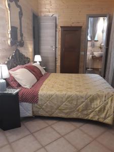 A bed or beds in a room at La Villa